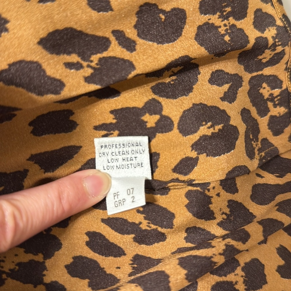 St. John Leopard Print Silk Blend Sleeveless Top Size Large - Picture 9 of 9